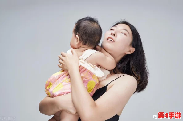 从后面抱着妈妈突然脸一红，温馨瞬间让人心动不已的亲情故事分享