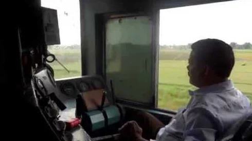 11个人开火车的视频56分钟截图，带你领略真实驾驶体验与惊险瞬间！