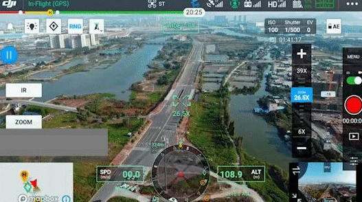 变成隐身人在学校做像素游戏，体验独特的创作乐趣与校园生活的奇妙结合