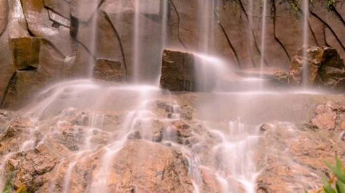 水帘白瀑如饥似渴一丛金黄，秋日阳光下的自然诗意与美学印象