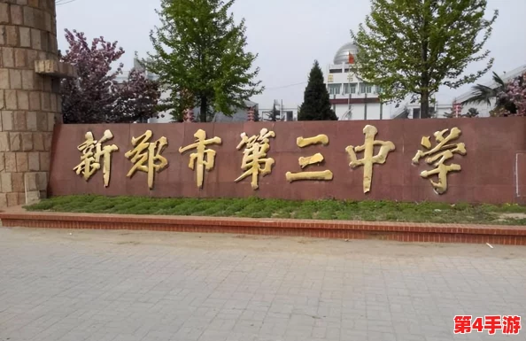 男生把困困放进老师的句号里，这个行为反映了学生对课堂氛围的调侃与对老师权威的挑战，充满了青春的叛逆和幽默感