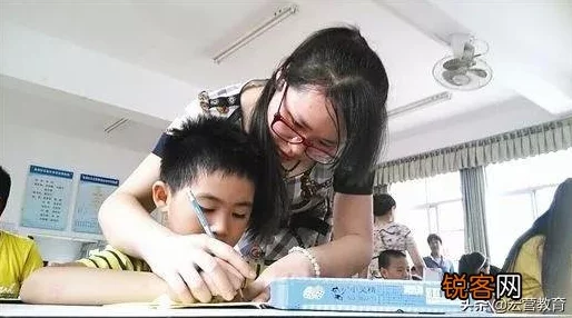 老师脱 让学生摸 日本，网友评论：这样的教育方式真的合适吗？我们应该如何看待师生之间的界限与信任？