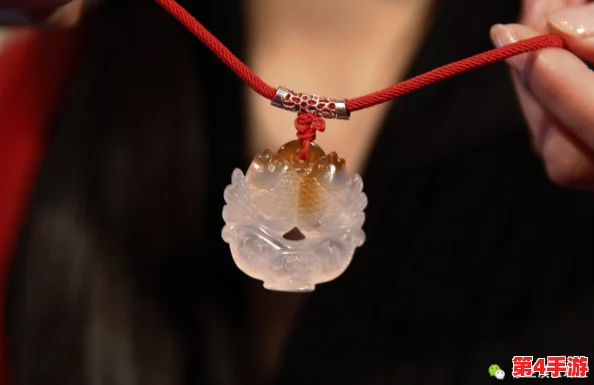 比较归龙潮长命锁与精致烛台的寓意与价值,哪个更添居家吉祥氛围? 比较归龙潮长命锁与精致烛台的寓意与价值,哪个更添居家吉祥氛围?