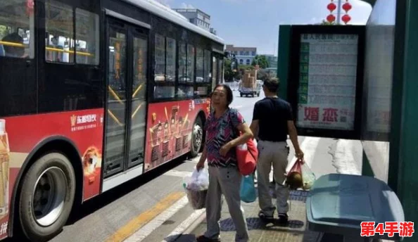 只穿一件外套坐公交车，感受冬日温暖与出行的自由，享受城市的喧嚣与寂静交织的美好时光