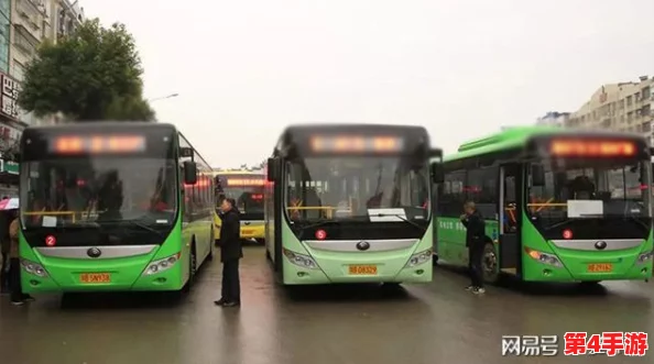 李艳坐公交车：一个普通人的日常生活中的微小细节和感悟