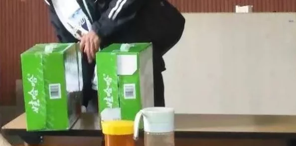 班长是我们班的公共插座,为团结和融洽提供了稳定电源 班长是我们班的公共插座,为团结和融洽提供了稳定电源