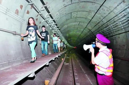 地铁逃生模式:单排独行与四排组队,哪个更利于资源搜集与肥美收获? 地铁逃生模式:单排独行与四排组队,哪个更利于资源搜集与肥美收获?