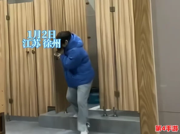 高冷男生尿很急很急憋哭了,因校园厕所关闭引发众多学生关注与讨论 高冷男生尿很急很急憋哭了,因校园厕所关闭引发众多学生关注与讨论