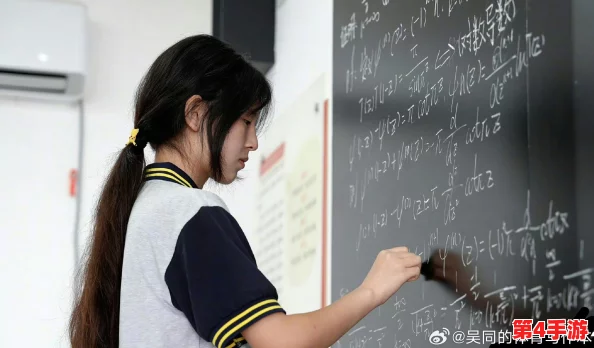 数学课代表穿着蕾丝带锻炼衣,风华绝代展现飒爽英姿 数学课代表穿着蕾丝带锻炼衣,风华绝代展现飒爽英姿