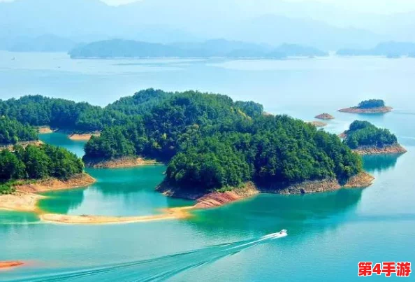 淑荣一次上船开到湖中间去，体验湖光山色的绝美之旅，感受自然的魅力与宁静
