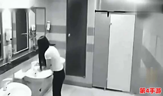 大胆沟厕坑神女厕偷拍嘘嘘嘘，真是无所顾忌、肆无忌惮的行为！