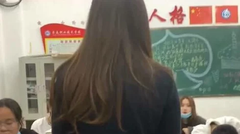 老师没带罩子让我爽了一整夜,学生们纷纷表示意外与兴奋,课堂气氛瞬间变得轻松活跃 老师没带罩子让我爽了一整夜,学生们纷纷表示意外与兴奋,课堂气氛瞬间变得轻松活跃