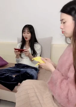 甜美姐姐居然在朋友家干了这种事，竟让所有人都大吃一惊，背后真相令人意想不到！