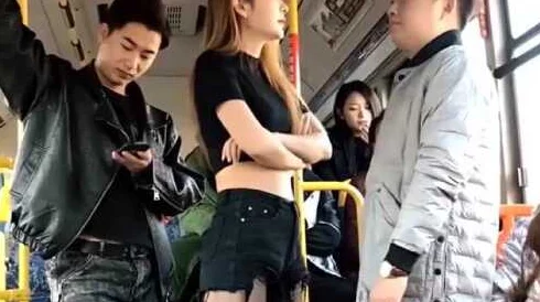 公交车上忘穿内裤被C好爽，竟然引发了意想不到的搞笑场面，真是让人哭笑不得！