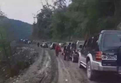 陆沉车：一场突如其来的自然灾害引发的交通事故，造成多辆车辆被困与损毁