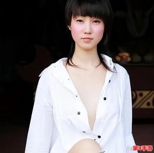 张筱雨两腿玉门大开，展现出她独特的艺术魅力与大胆风格，引发了观众对美与性感的新思考