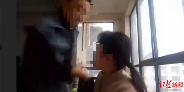 抱着英语课代表吵，校园内突发争执引发师生围观，情绪激动的场面令人担忧