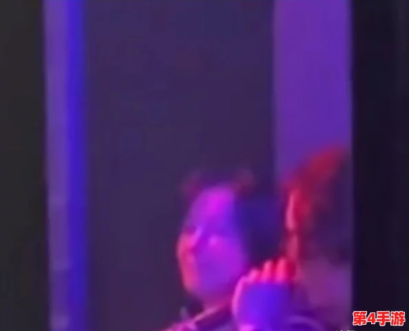 女生啊～你tm别舔了，这种行为真的不太合适，影响形象也让人感到困惑，希望大家能注意自己的举止