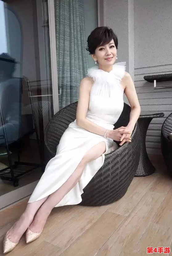 真丝修身开叉旗袍裙子施恩，传闻她与知名设计师秘密合作，打造独家限量版，引发时尚圈热议！