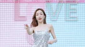 白婧白雪的快乐：在冬日阳光下，姐妹俩共享温暖时光与欢声笑语，感受生活中的点滴幸福与美好