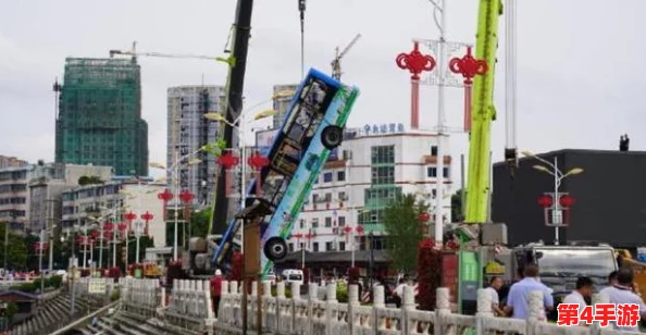 公交车被脱了内裤进入电影,目击者称司机与乘客上演惊人一幕,引发网友热议和调侃! 公交车被脱了内裤进入电影,目击者称司机与乘客上演惊人一幕,引发网友热议和调侃!