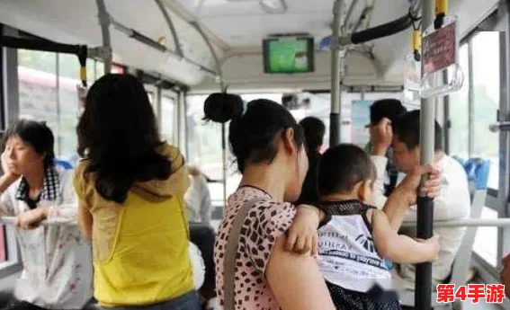 公交车掀开奶罩边躁狠狠躁，乘客惊愕目睹离奇事件引发热议与讨论