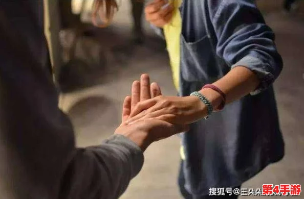 拳交:一种独特的亲密表达方式,展现了人际关系中的信任与默契,让彼此更加紧密相连 拳交:一种独特的亲密表达方式,展现了人际关系中的信任与默契,让彼此更加紧密相连