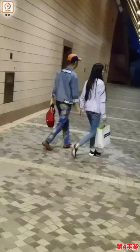19岁潮水：当红小生与神秘女友被拍同游，恋情曝光引发粉丝热议！