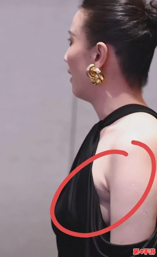 阿离被曝掀开副乳照片流出,网友:身材太火辣! 阿离被曝掀开副乳照片流出,网友:身材太火辣!