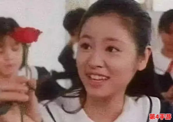 白丝校花 扒开美腿甜美，这个标题描绘了一位身穿白色丝袜的校园美女，展现出她优雅迷人的姿态和青春活力，令人心动不已